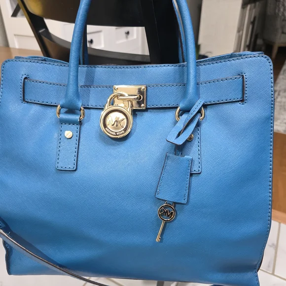 Michael Kors Vibrant Blue Shoulder Bag with Gold Details - Picture 5 of 7